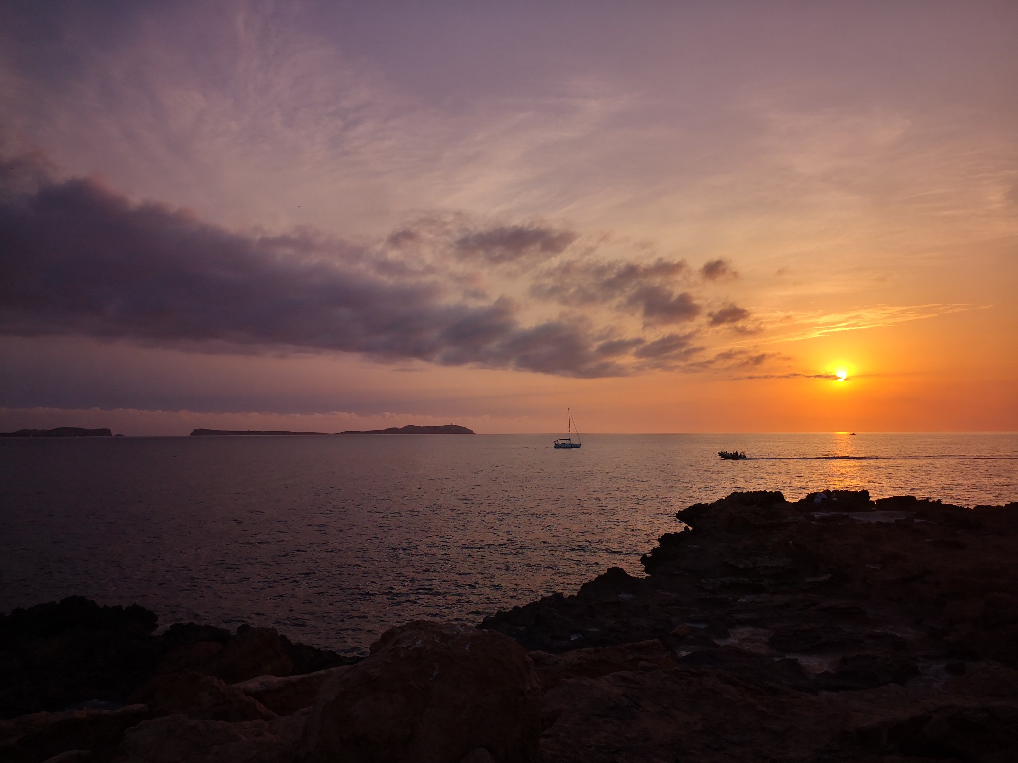 Atardecer sobre el mar en Ibiza