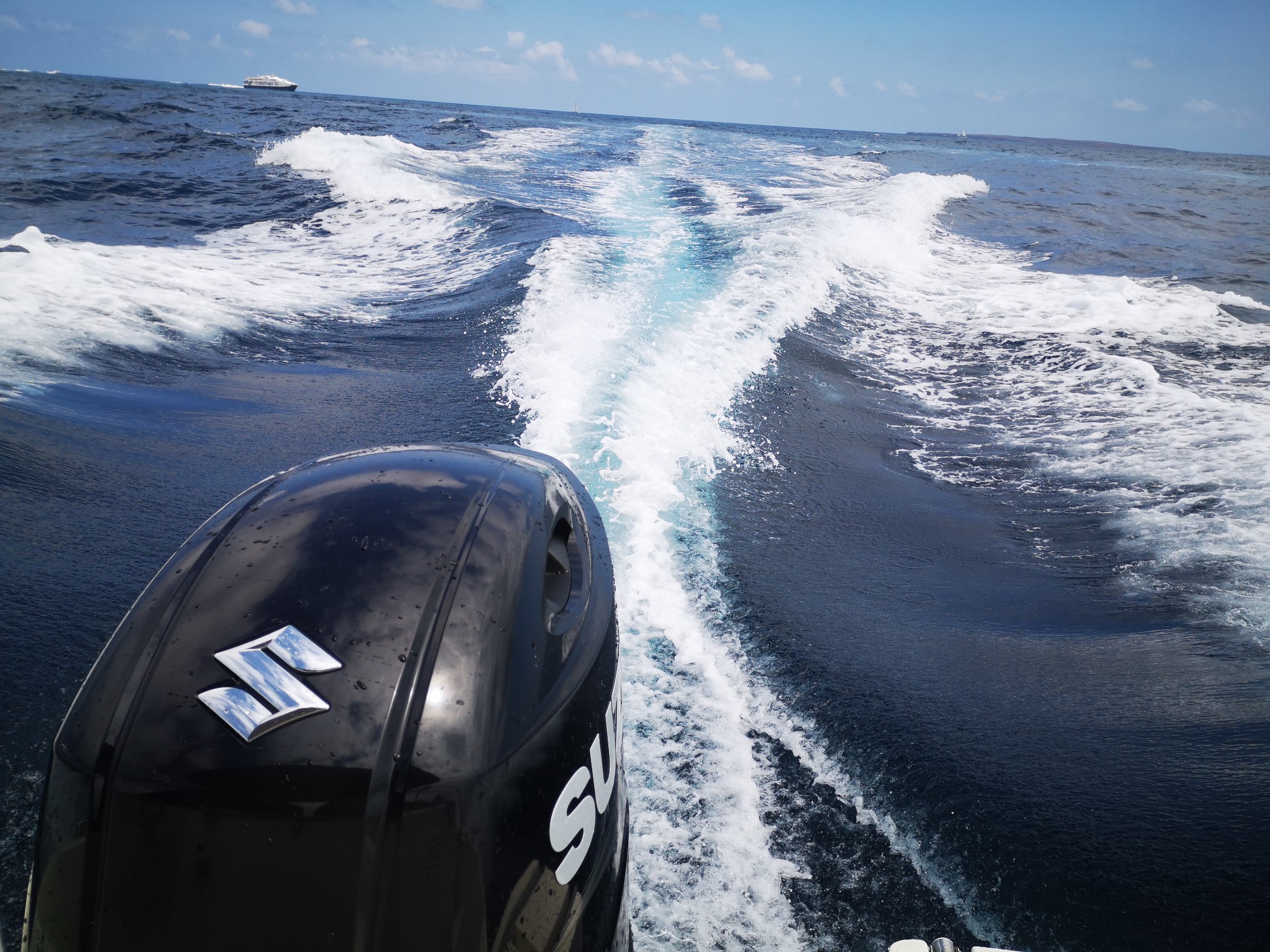 Motor Suzuki navegando y dejando estela en el mar