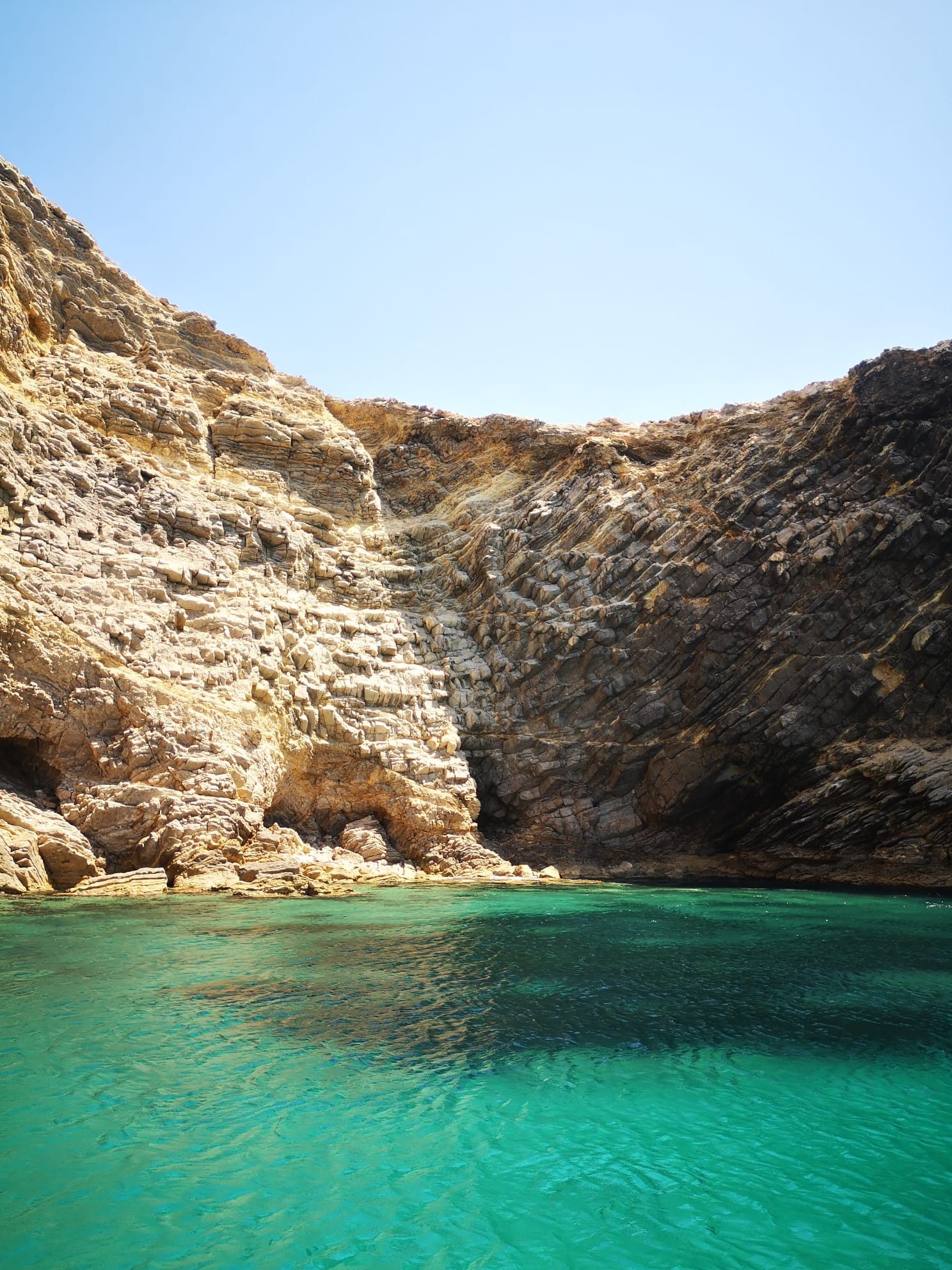 Cala de agua turquesa rodeada de roca