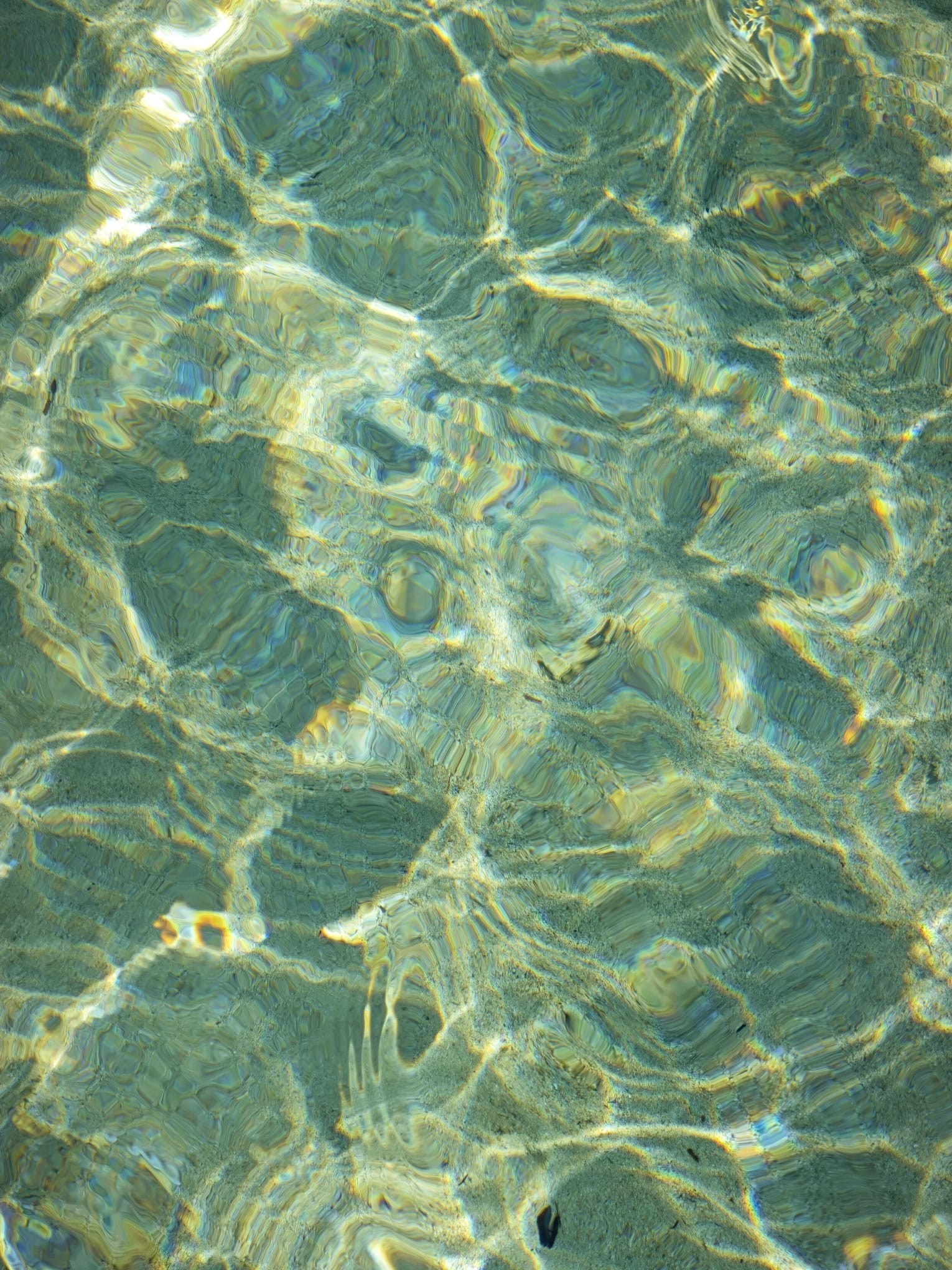 Textura de agua transparente sobre fondo de arena