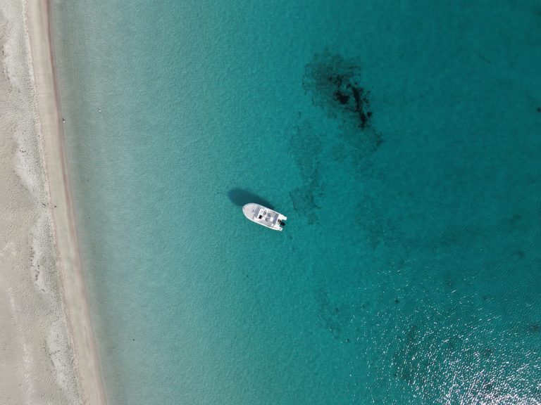 Playa con aguas que invitan a bañarse