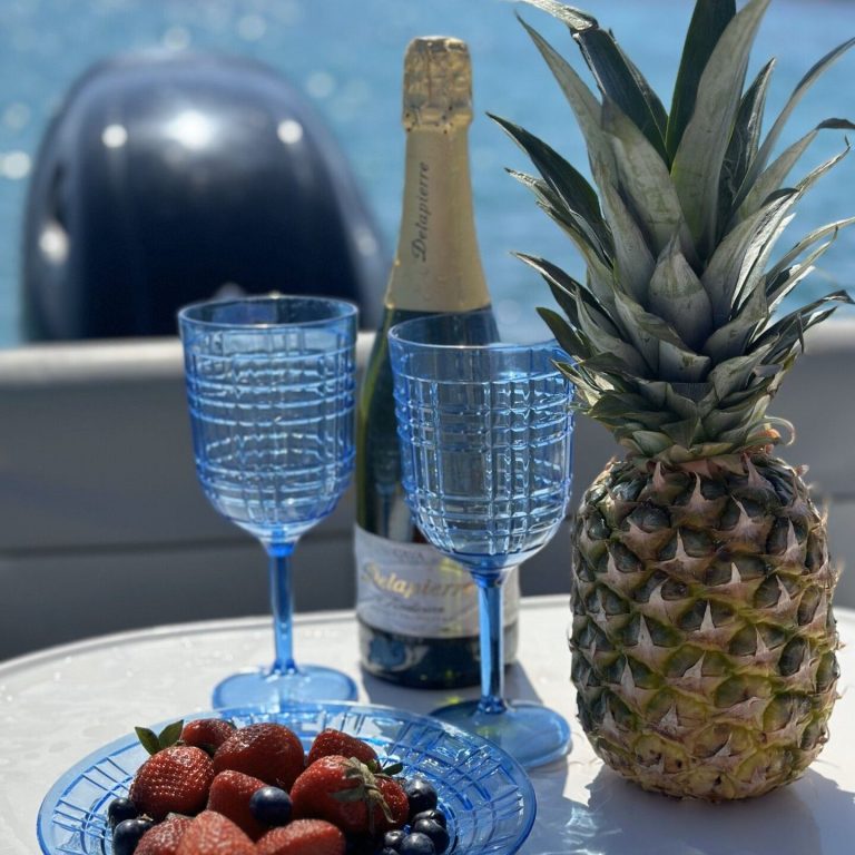 Bebida y comida. Trae tu comida o come en restaurante Bebida de cortesía incluida. Trae tu propia bebida y comida.