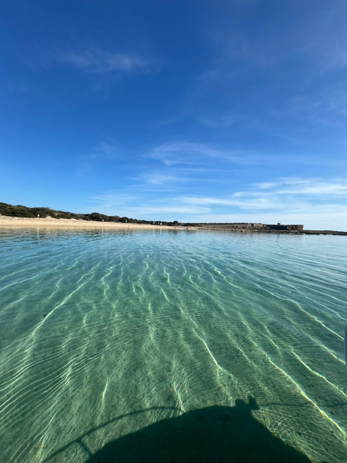 Aguas poco profundas Formentera Fondo de arena visible en aguas poco profundas de Formentera