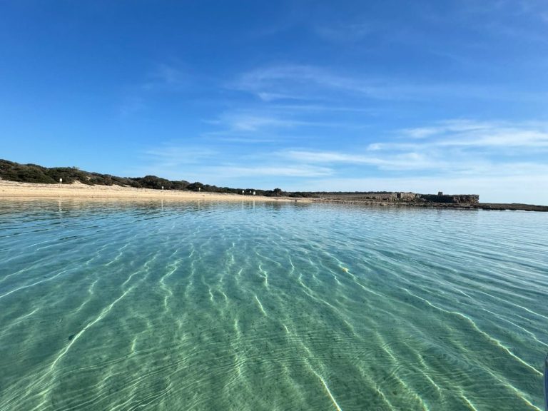 Playa de Formentera en barco Playa con aguas que invitan a bañarse