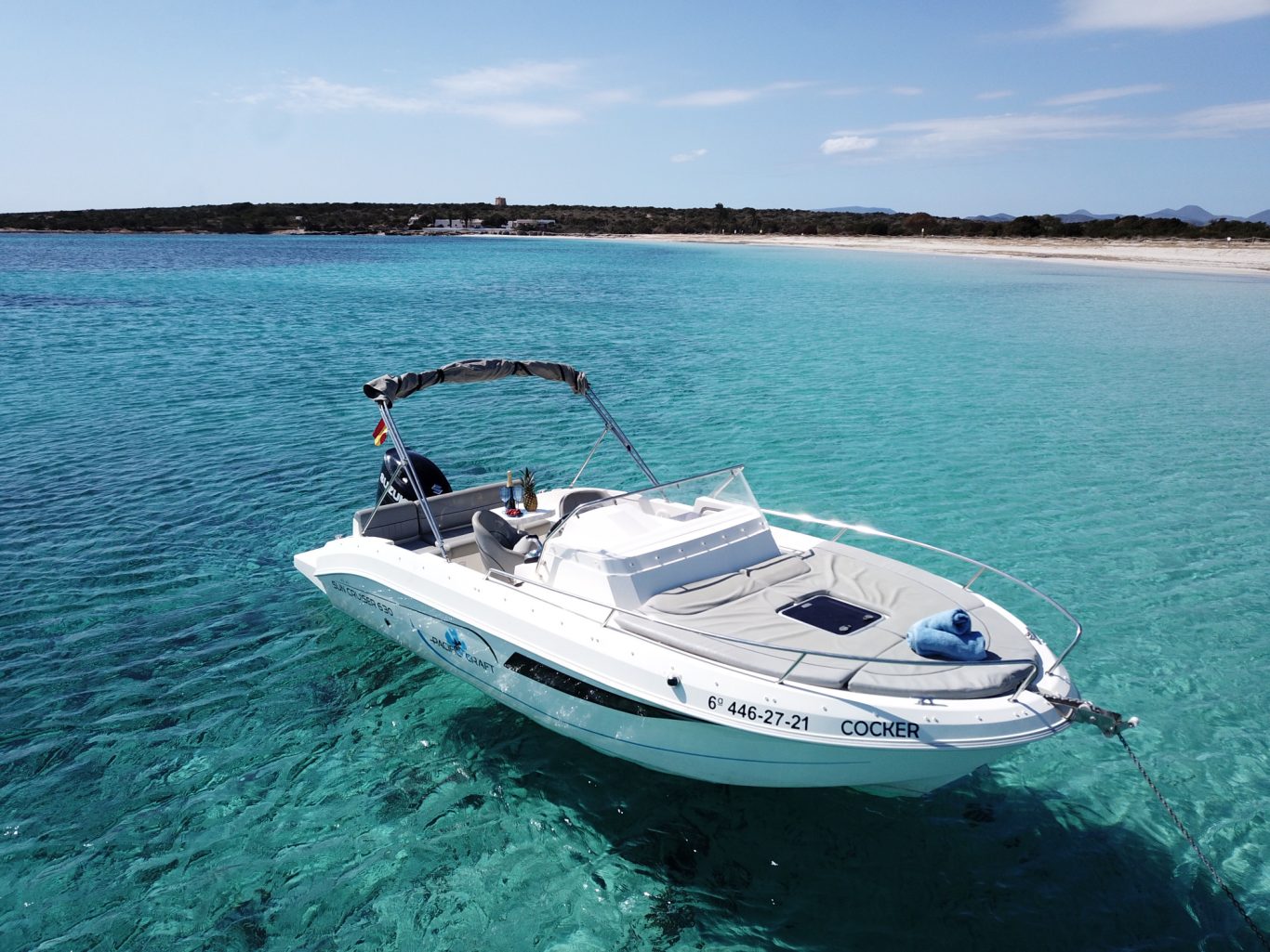Lancha alquiler Ibiza y Formentera costa Lancha de recreo en la costa de Formentera con mar turquesa