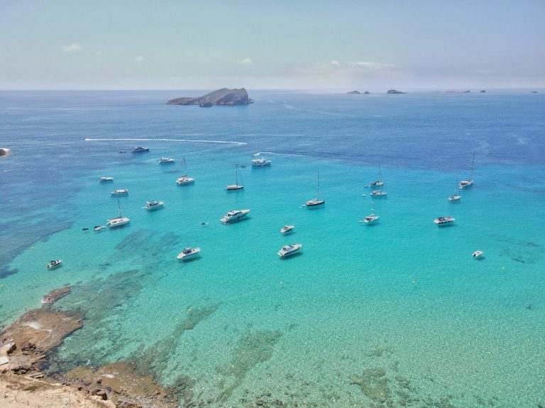 Tarifas barco. Imagen playa de Ibiza desde el aire. Barcos. Barcos en Formentera, alquiler de barco con o sin patrón