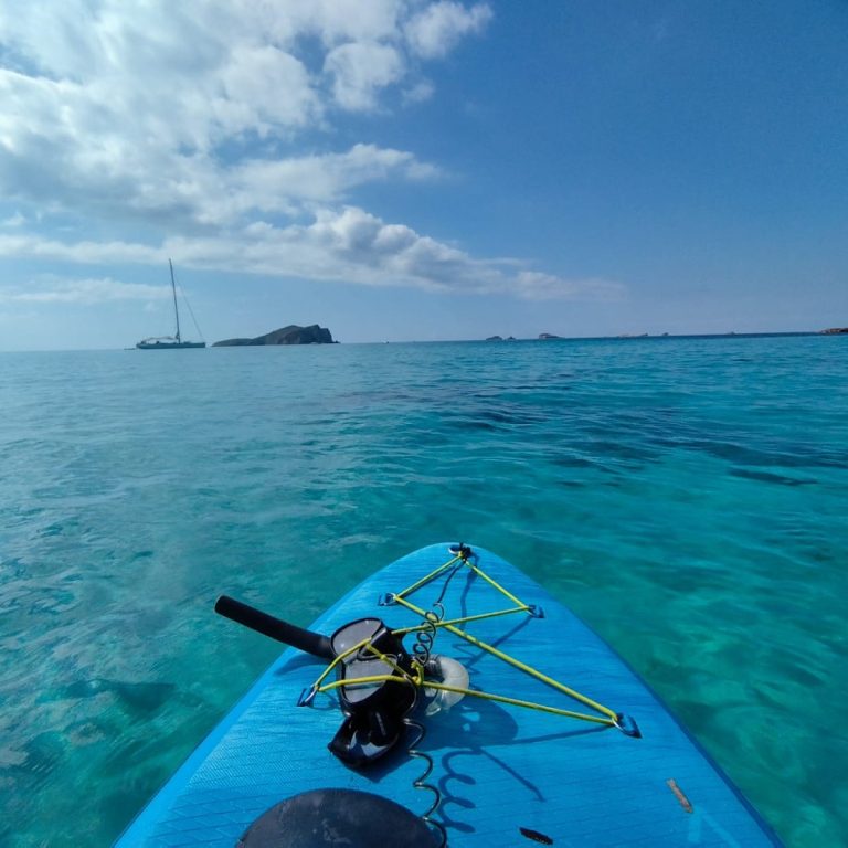 Paddle surf en aguas cristalinas Tabla de paddle surf en agua transparente paradisiaca