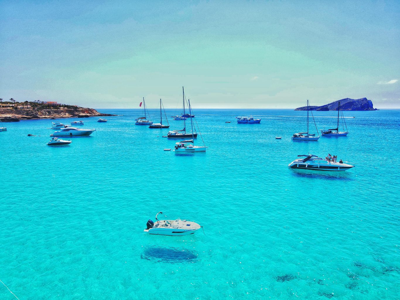 Formentera aguas cristalinas barcos Vista de múltiples barcos en aguas turquesas de Formentera