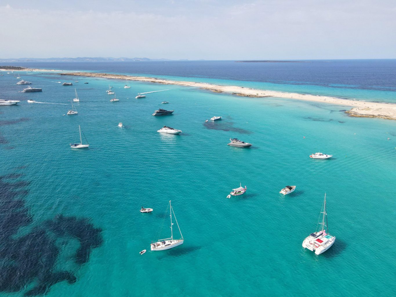 Excursión Formentera en barco Barcos fondeados en aguas cristalinas de Formentera