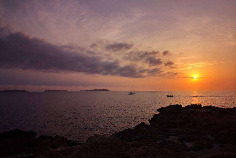 Atardecer en Ibiza Disfruta del atardecer. Alquiler de barco para 6 + patrón Ibiza y Formentera