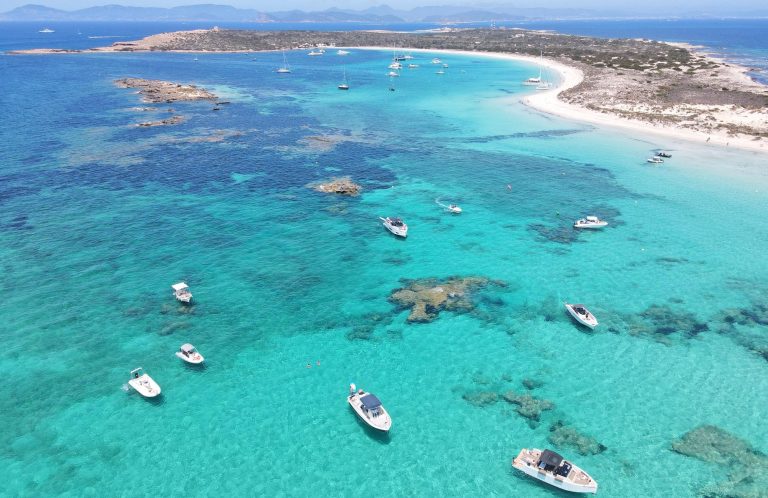 Precios alquiler barco. Foto Playa de Formentera desde el aire Barcos en Formentera, alquiler de barco con o sin patrón