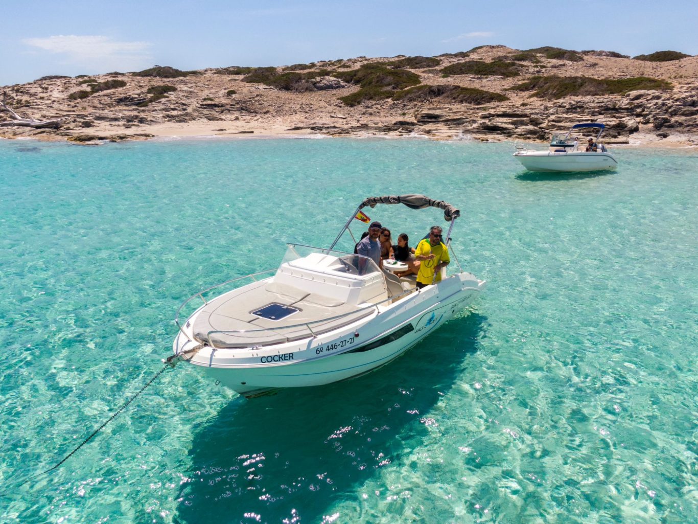 Barco Formentera con amigos Grupo disfrutando de un barco de alquiler en Formentera