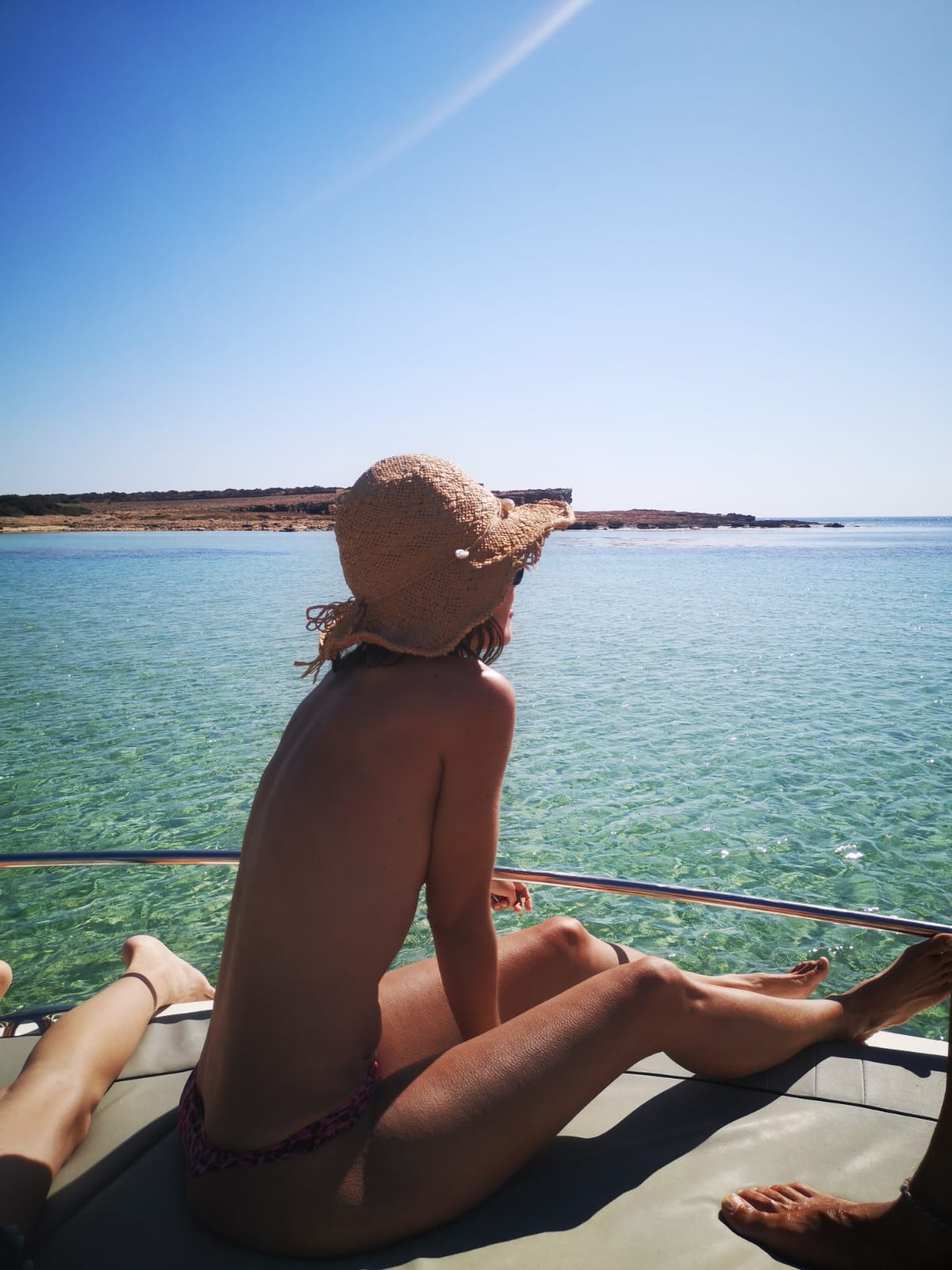 Relax en barco Ibiza Formentera Persona tomando el sol en barco Buena Proa Ibiza