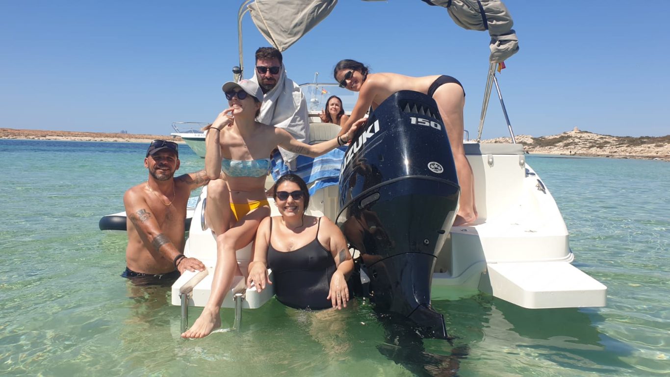 Día en barco Formentera con Amigos Amigos disfrutando alquiler de barco en Ibiza y Formentera
