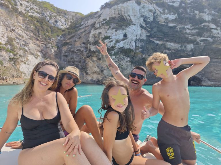 Regálate en vacaciones el mejor día en familia. Alquiler de barco Ibiza.