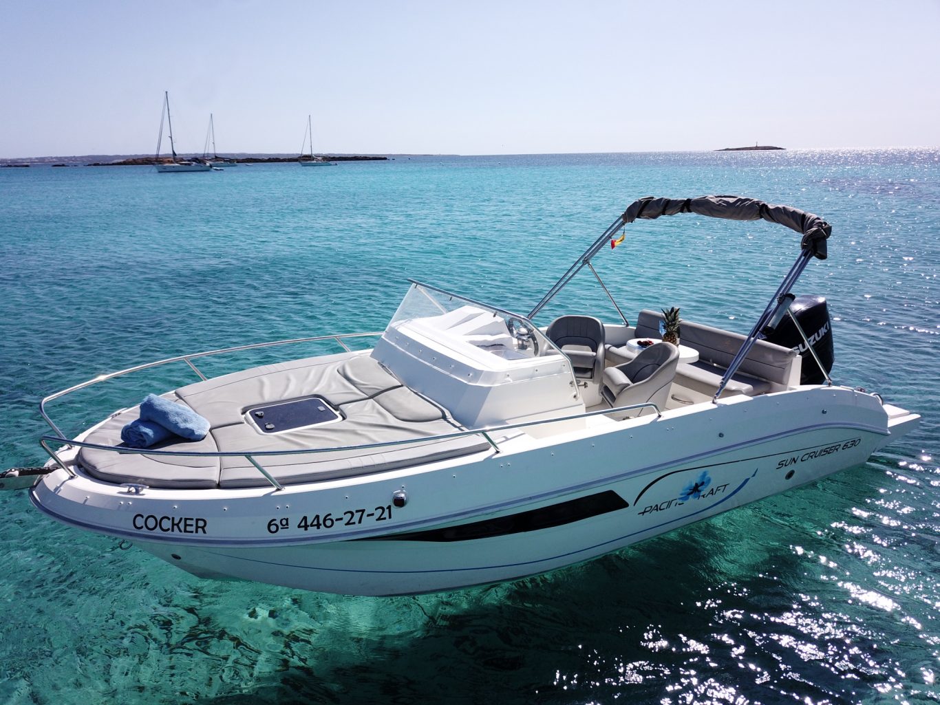 Barco cómodo Ibiza Formentera Alquiler Barco con toldo en aguas cristalinas de Formentera