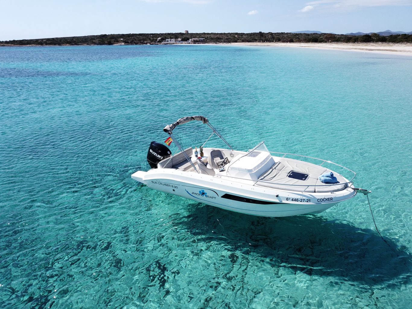 Barco fondeado Formentera Lancha fondeada en aguas transparentes de Formentera
