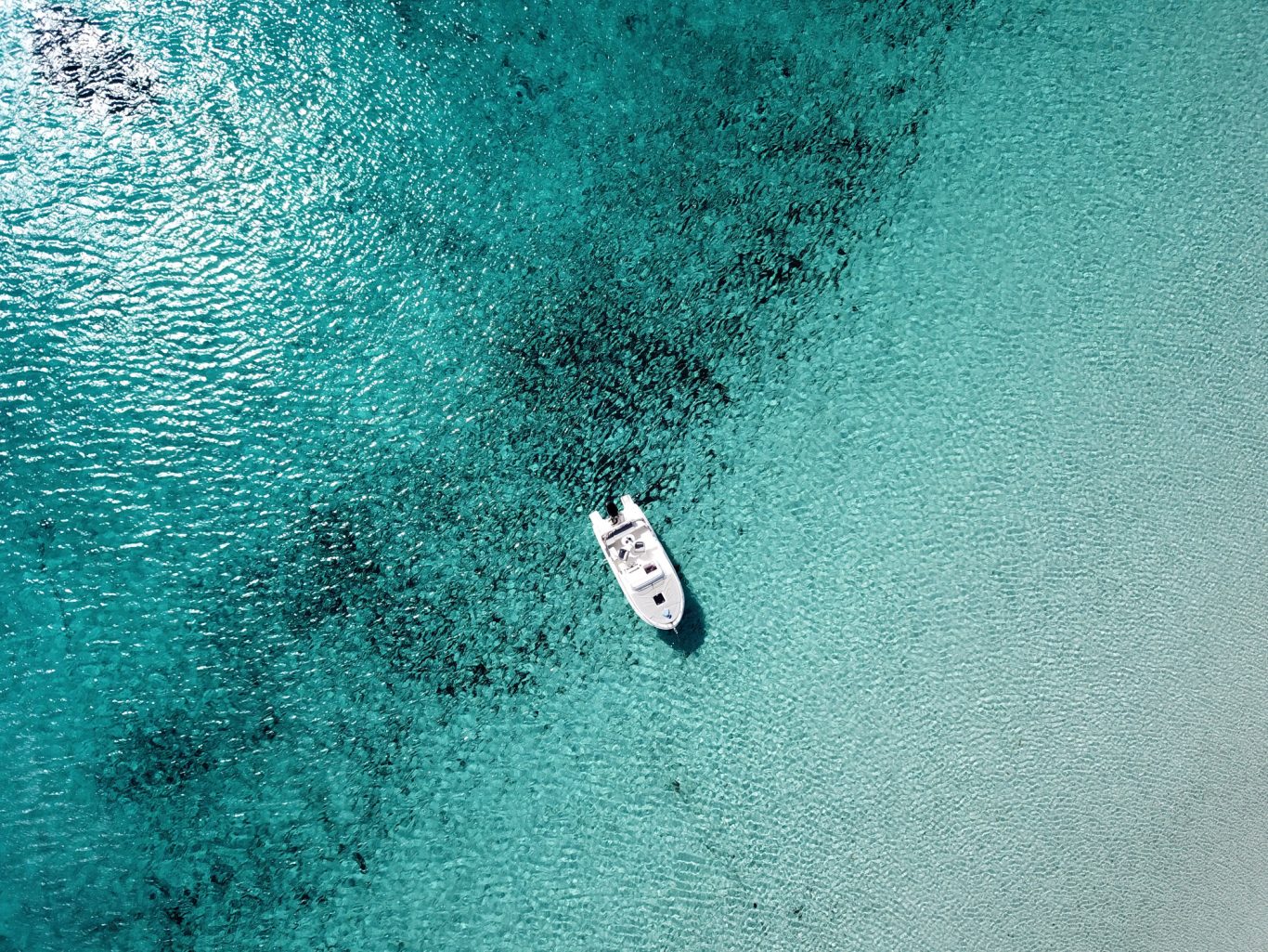 Vista aérea barco Formentera Barco visto desde arriba en aguas turquesas de Formentera