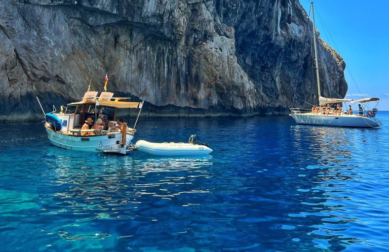 Tarifas. Barcos en Formentera, alquiler de barco con o sin patrón Barcos fondeando en aguas tranquilas