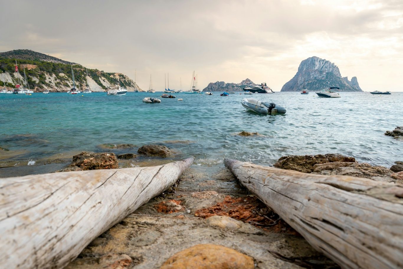 Calas escondidas Ibiza barco Es Vedrá en Ibiza con agua clara vista desde embarcadero