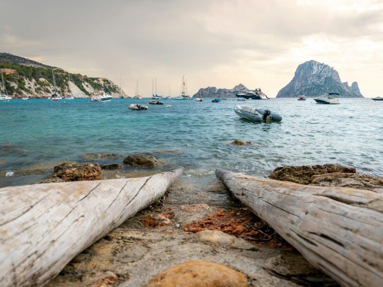 Isla de Es Vedrá desde un embarcadero. Llega en paddle surf. Es Vedrá. Belleza y naturaleza.